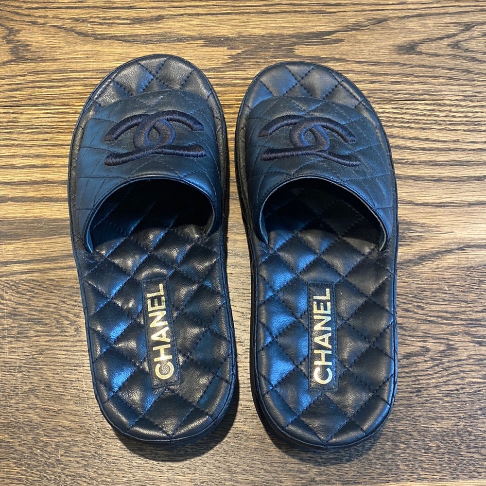 Size 37 worn once or twice guaranteed authentic Chanel black shoes.